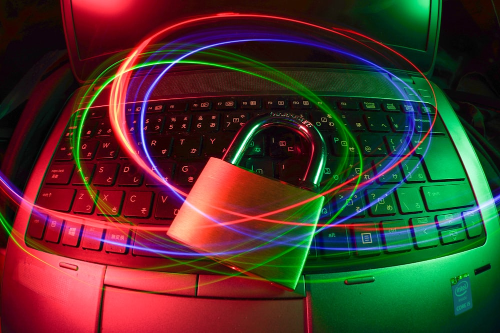 Gembok merah tergeletak di atas keyboard komputer