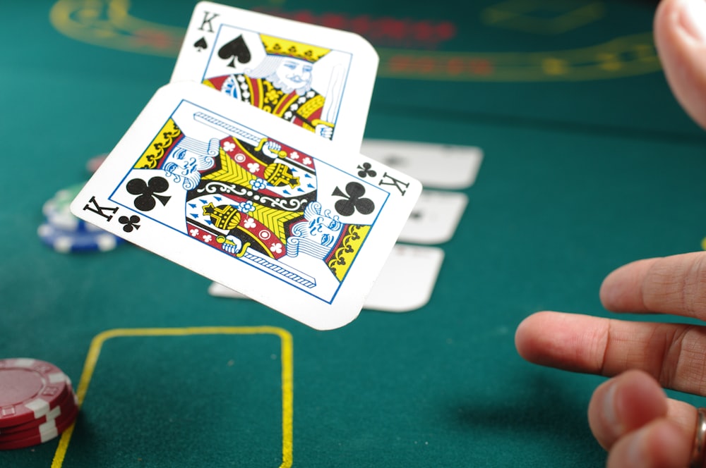Pemain memikirkan langkahnya di meja poker