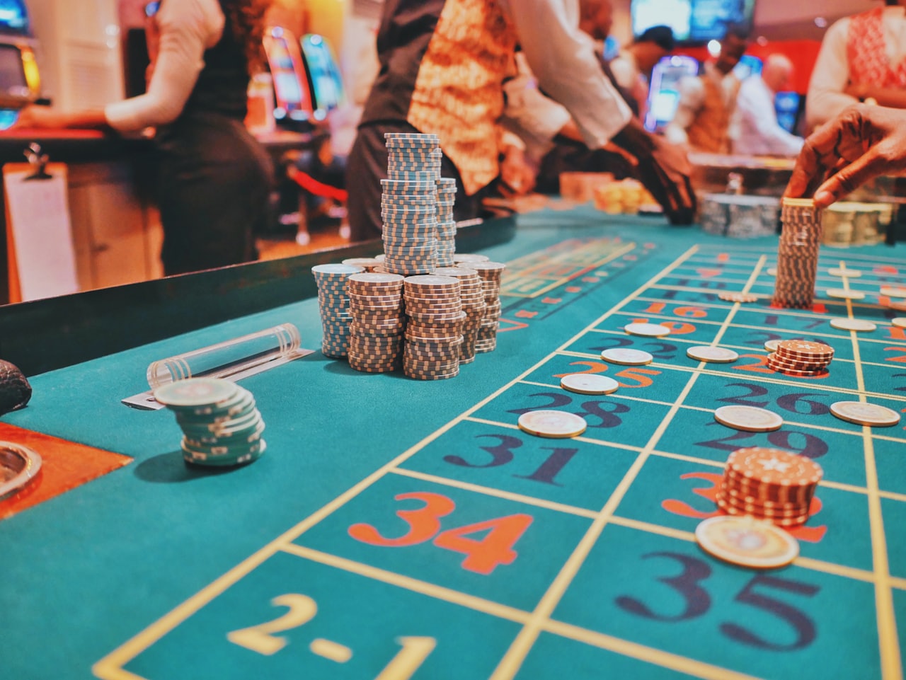 Meja permainan dengan susunan chip casino warna-warni