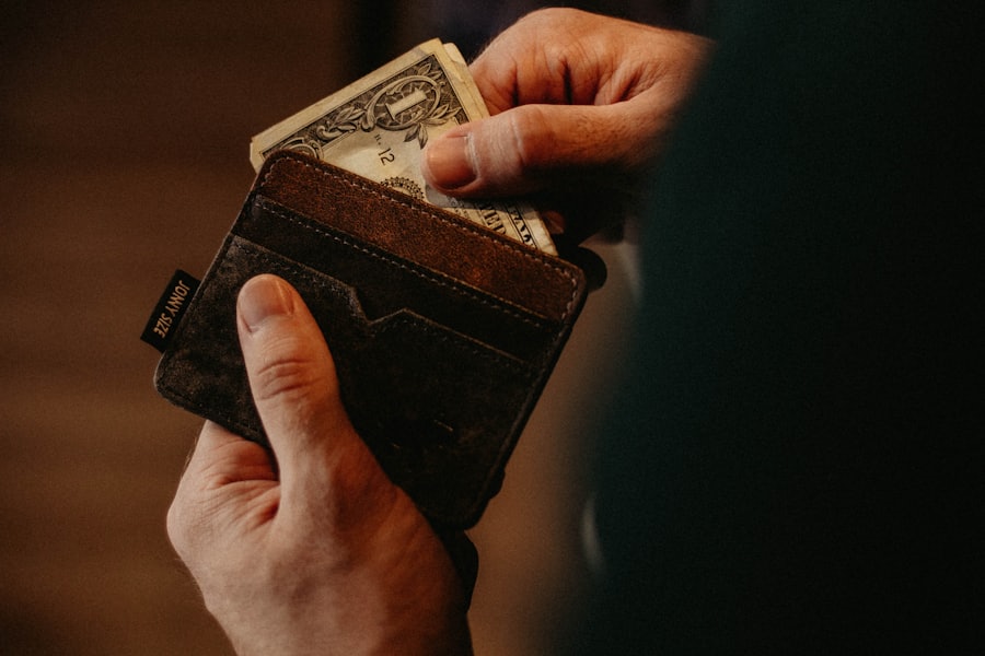 Dompet kulit dengan uang kertas di dalamnya
